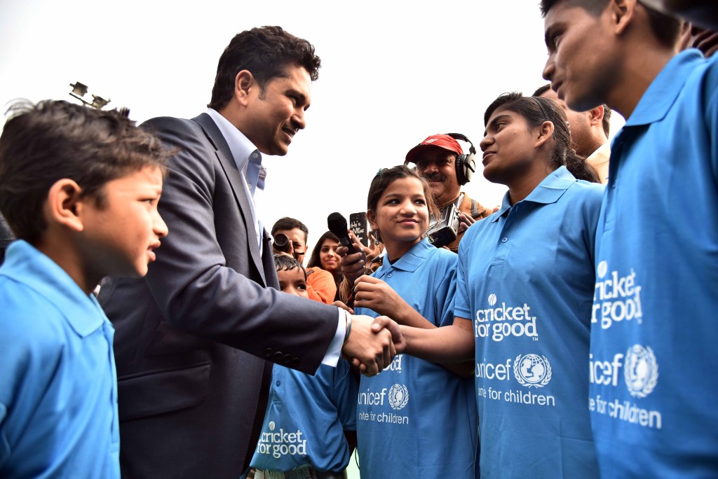 Sachin Tendulkar with the school children who are part of the Swachh Team. Photo credit: UNICEF