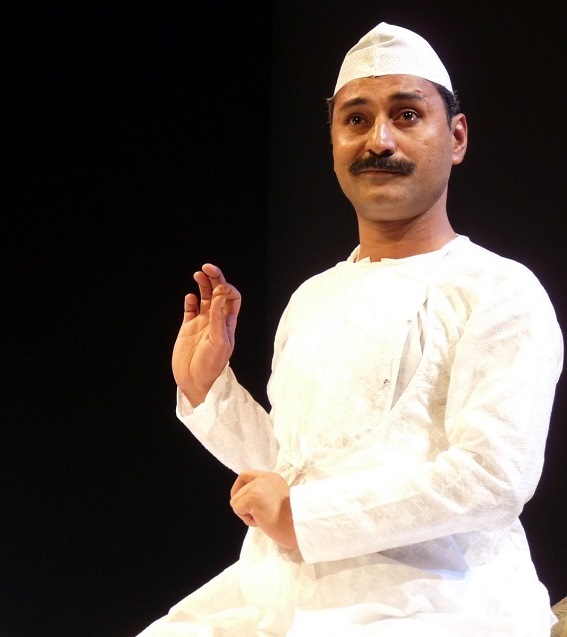 The solo act is written and performed by Mahmood Farooqui and produced by Anusha Rizvi